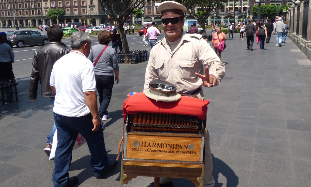 Los organilleros son parte del tejido cultural de Ciudad de México. El problema es que ya no hay quien fabrique los instrumentos