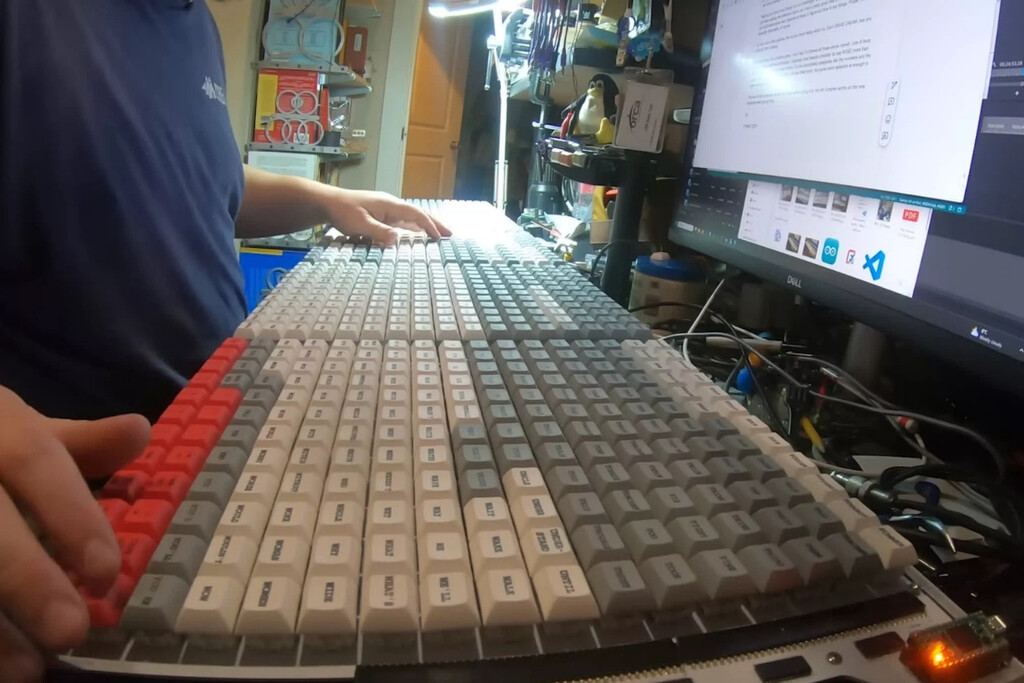 Un youtuber crea el teclado más absurdo e inútil del mundo compuesto por 1.000 teclas que no te permiten escribir libremente