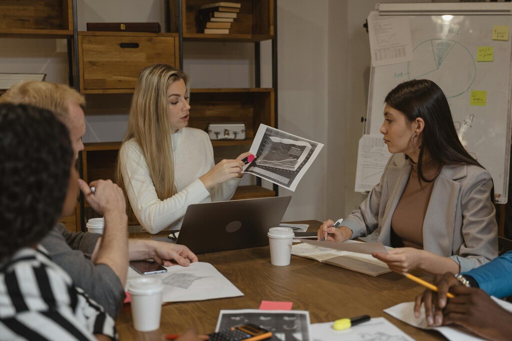 La generación Z pasa de llamar ‘jefe’ a sus superiores. No solo no es un problema, sino que es una buena idea