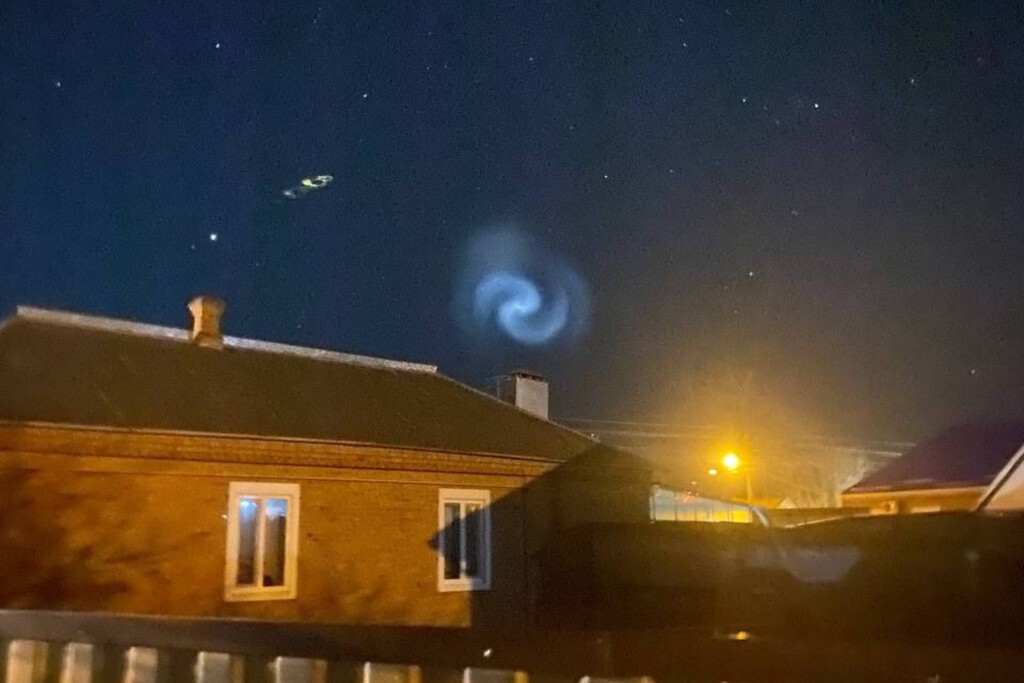 Una enorme espiral azul apareció en el cielo de Europa a las 9 de la noche. Era la estela de un cohete de SpaceX