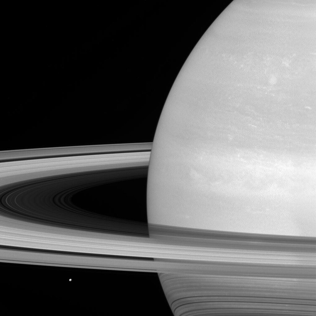 Un equipo de astrónomos pasó un año entero contando lunas de Saturno: tiene 128 más de las que pensábamos