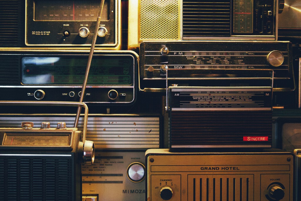 Sin WhatsApp ni Internet, la radio salvó el apagón. Si buscas una, lo mejor es esperar: los precios se han disparado en Internet