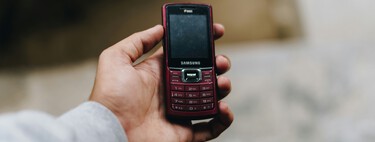 Una millennial, un gen X y una gen Z cambiaron sus smartphones por "dumb phones": sólo uno de ellos disfrutó la experiencia