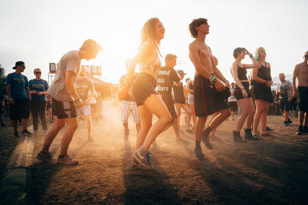 La Gen Z se ha desentendido tanto del vicio que está celebrando raves diurnas con café y «sound healing»